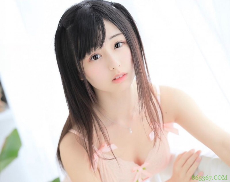 稚气美颜樱花妹《くりえみ》无邪脸蛋暗藏魅惑人心好身材！