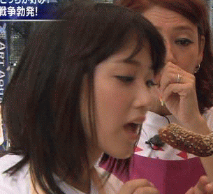 女人口含阴茎姿势3D图片 真锅薰(真锅かをり)吃香肠GIF动图