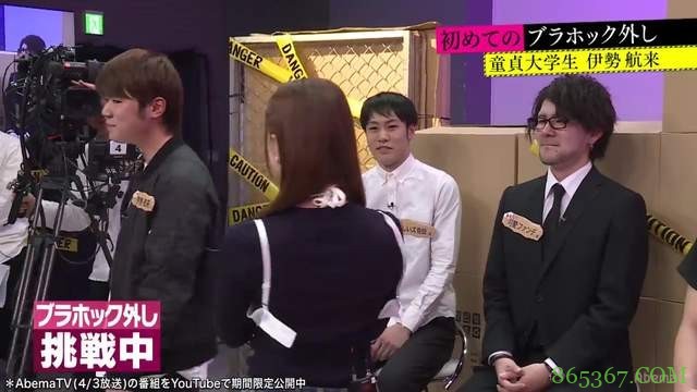 解开美女胸衣 日本综艺节目举办处男单手脱胸罩比赛