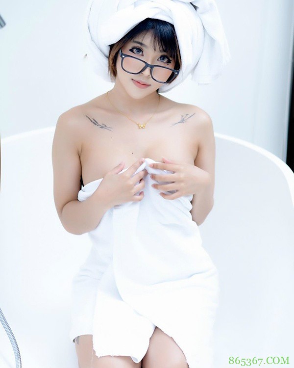 全裸美女掰阴高清 泰国巨乳眼镜娘Donut裸体一手遮不住巨乳