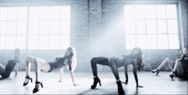 泫雅舞台上掀裙子露底裤 "性感小野马"表演尺度越来越大