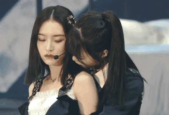 泫雅舞台上掀裙子露底裤 "性感小野马"表演尺度越来越大