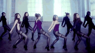 泫雅舞台上掀裙子露底裤 "性感小野马"表演尺度越来越大