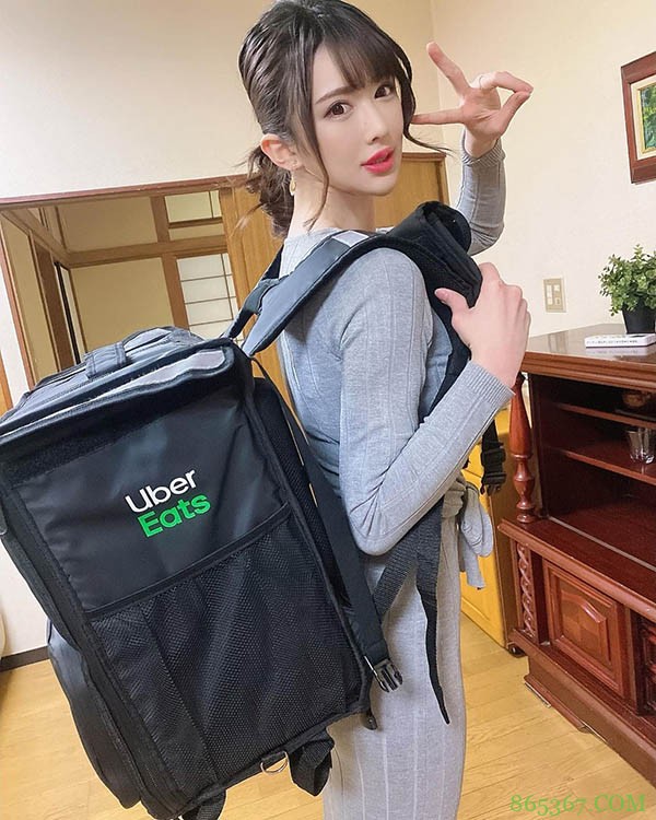 H奶现役女优「辻井ほのか」兼任Uber外送员!挺两颗豪乳徒步送餐,让人好想加点奶球!