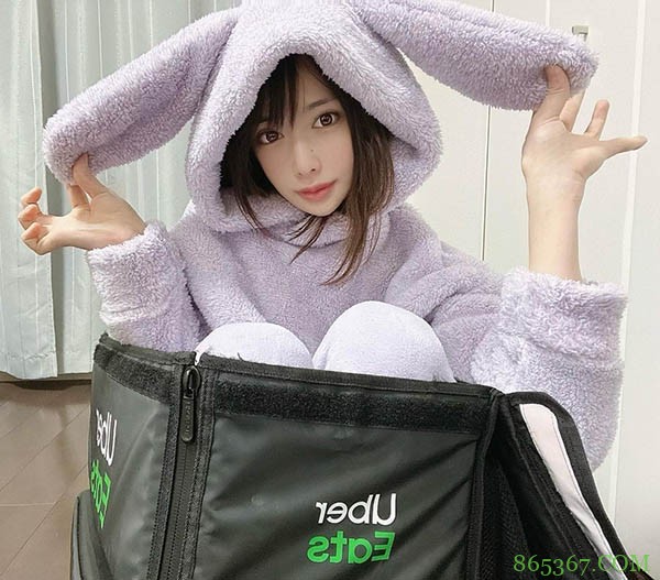 H奶现役女优「辻井ほのか」兼任Uber外送员!挺两颗豪乳徒步送餐,让人好想加点奶球!