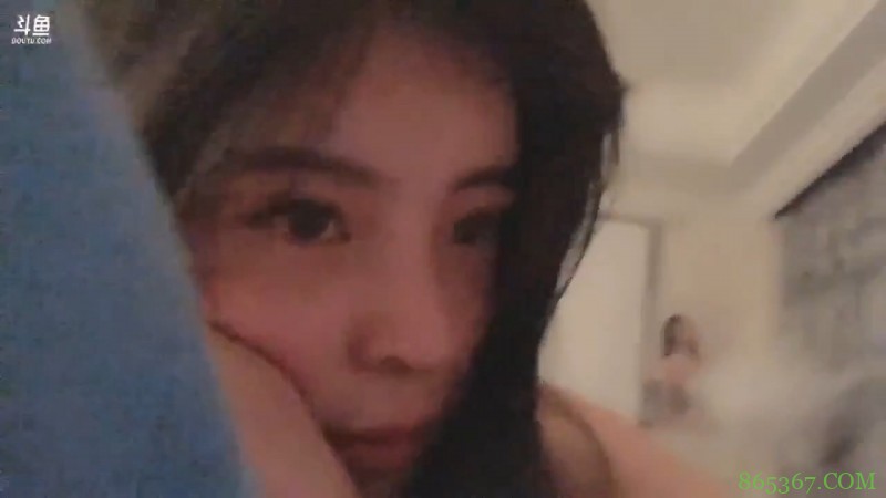 斗鱼女神主播《苏恩》直播「走光」流出！禁播３月回归！