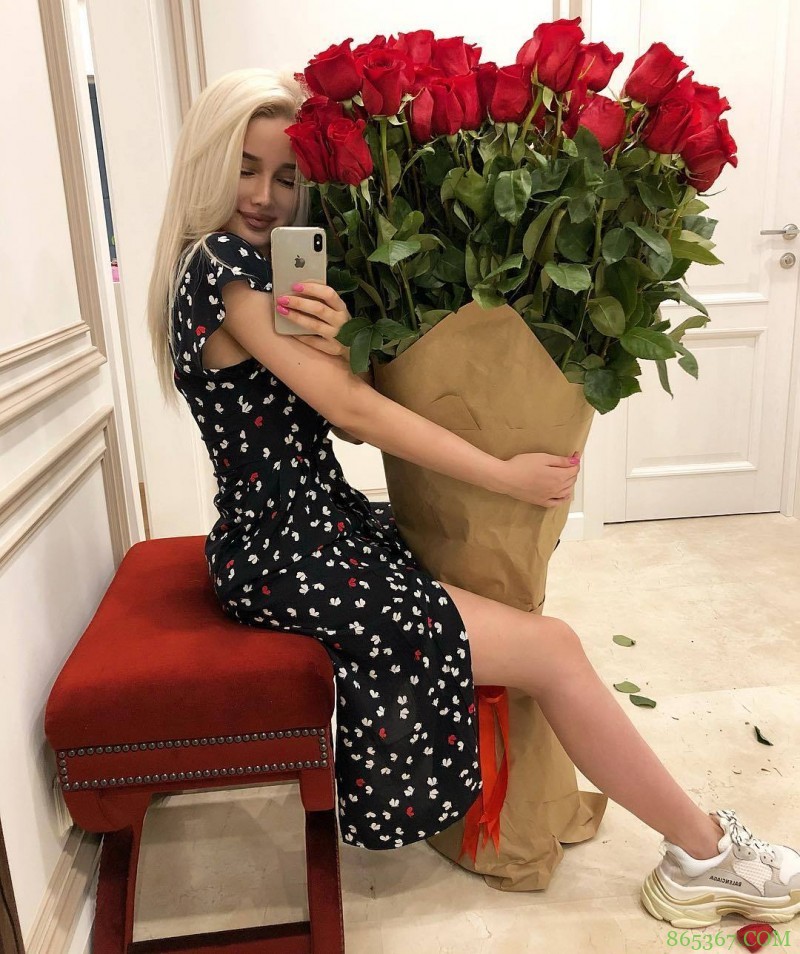 人比花娇!俄罗斯名模「精致美颜」等级高大上优雅又有气质震慑全场