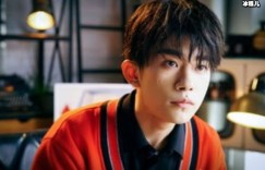 【众鑫娱乐】易烊千玺把玩偶当做了话筒，开口发现没声随后反应很可爱