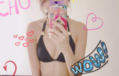 【众鑫娱乐】辦公室又見「美腿女同事」！OL套裝白皙美腿讓人分心！去海邊還當眾「解開比基尼」！