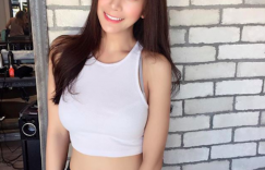 【众鑫娱乐】好辣！正妹用餐「衣服直接滑落」，「豐滿美乳」都快走光了！