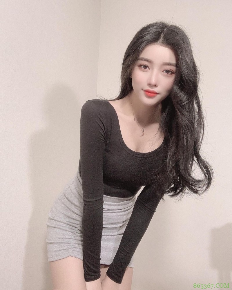 「天菜气质美女」笑容甜美颜值好迷人！IG满满白皙诱惑视角