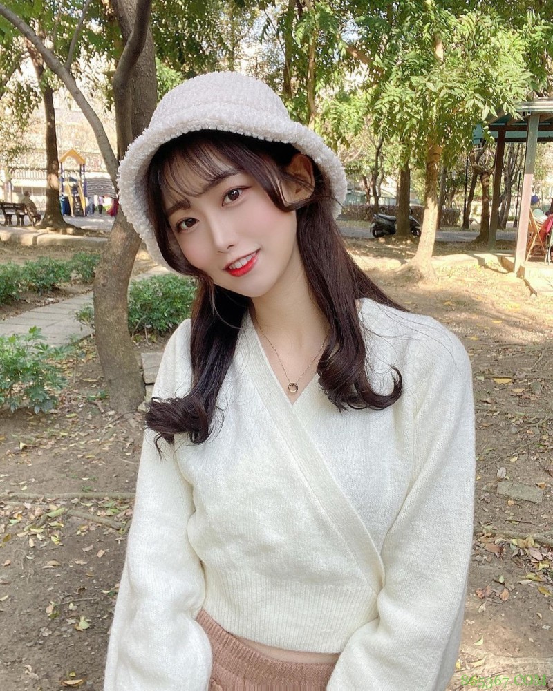 公园散步出没天菜正妹「Yuna元元」,甜甜一笑就让人心动!