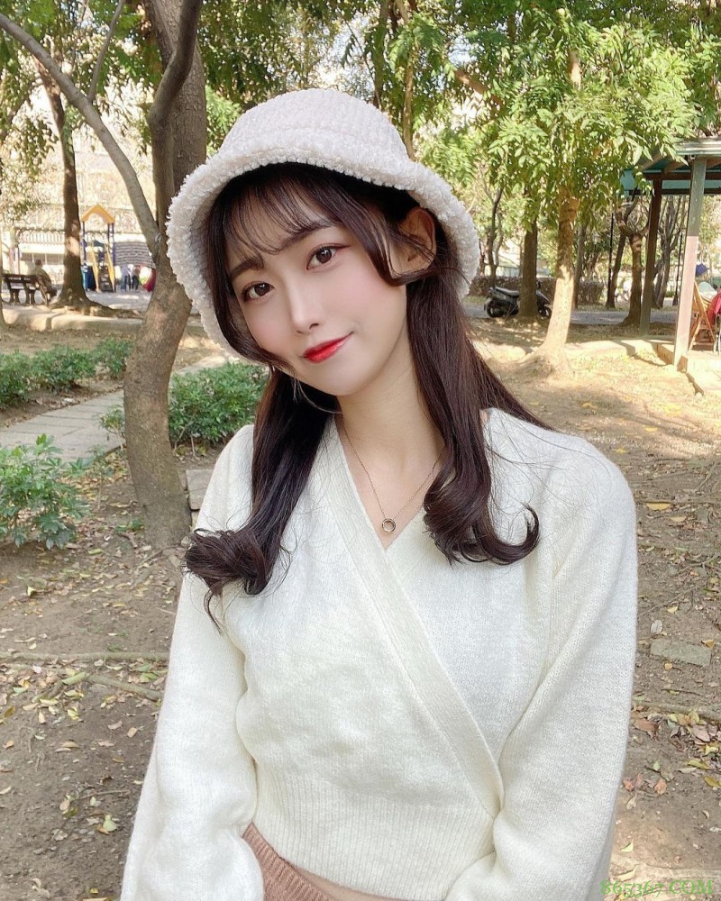 公园散步出没天菜正妹「Yuna元元」,甜甜一笑就让人心动!