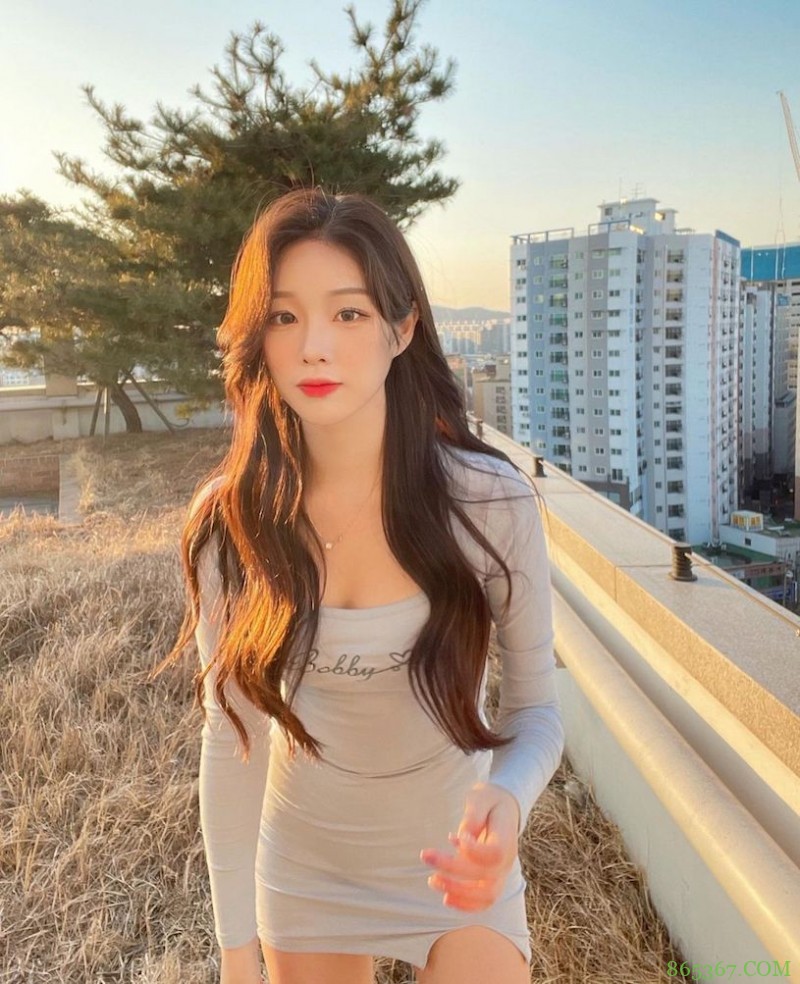 辣辣der!美正妹赏景「画面好低胸」,性感视角根本「海景第一排」!