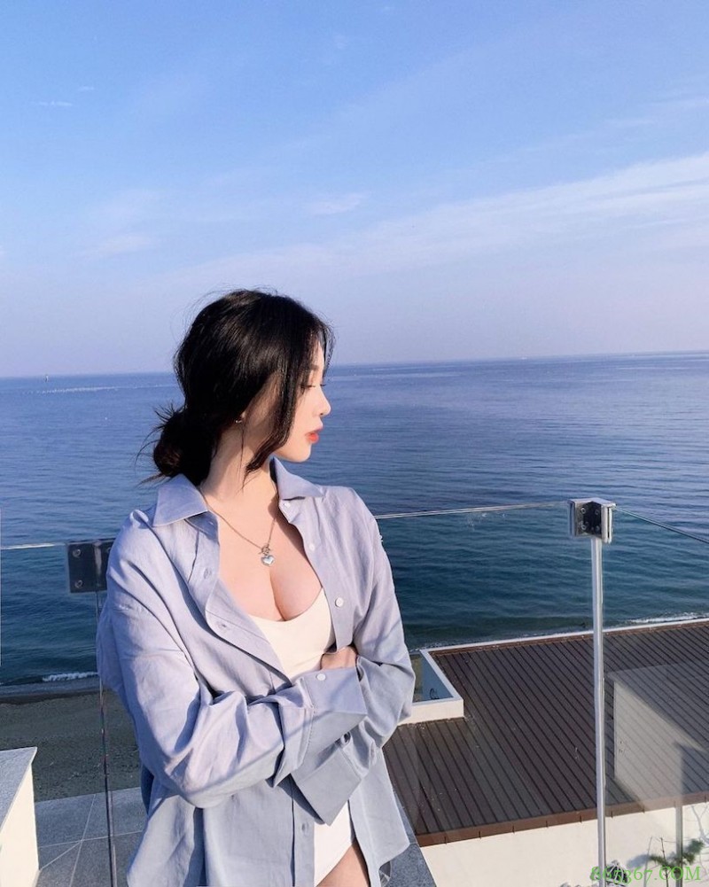 辣辣der!美正妹赏景「画面好低胸」,性感视角根本「海景第一排」!