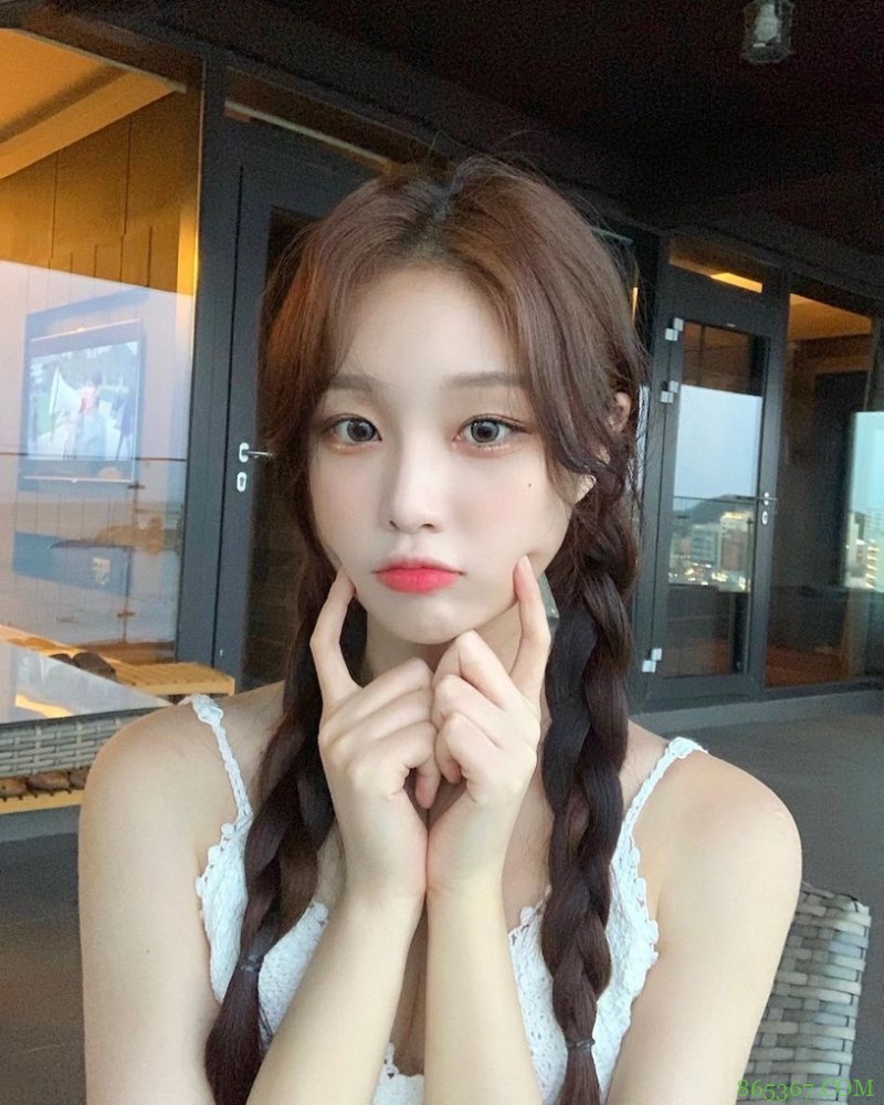 辣辣der!美正妹赏景「画面好低胸」,性感视角根本「海景第一排」!