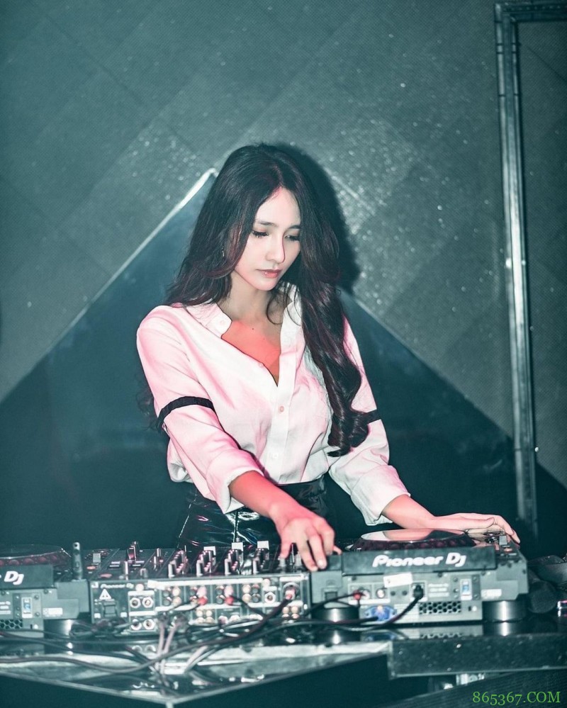 「笑眼正妹」看球赛迷倒观众!「深邃电眼+甜甜梨涡」大爆红,竟还有超火辣S曲线!