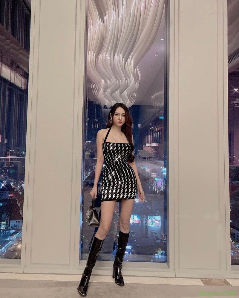 「笑眼正妹」看球赛迷倒观众!「深邃电眼+甜甜梨涡」大爆红,竟还有超火辣S曲线!