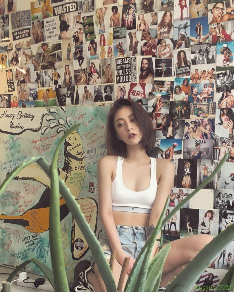 网红正妹王柳雯 美妆博主裤子脱一半令人想入非非