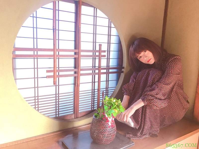 声优水濑祈(水濑いのり)分享杂志封面图片 因坐姿被批不懂礼仪