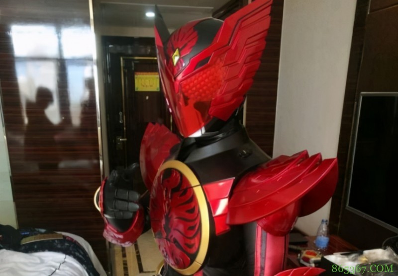 网友结婚,叫兄弟们穿上最帅的衣服去助阵,结果来了一群假面骑士