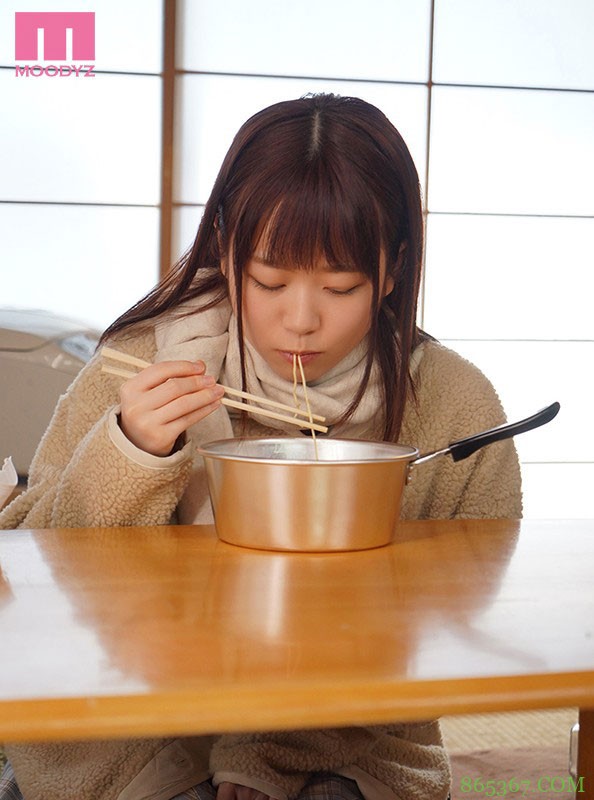 被失业欧吉桑诱拐!水卜さくら被搓到胸部都红了!