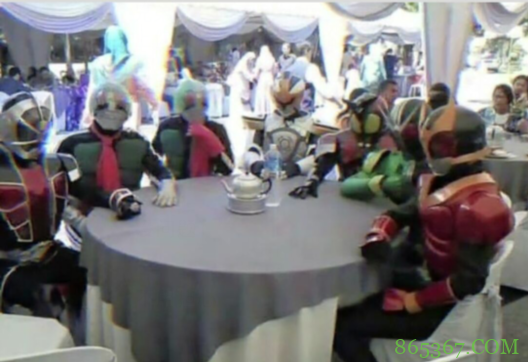 网友结婚,叫兄弟们穿上最帅的衣服去助阵,结果来了一群假面骑士