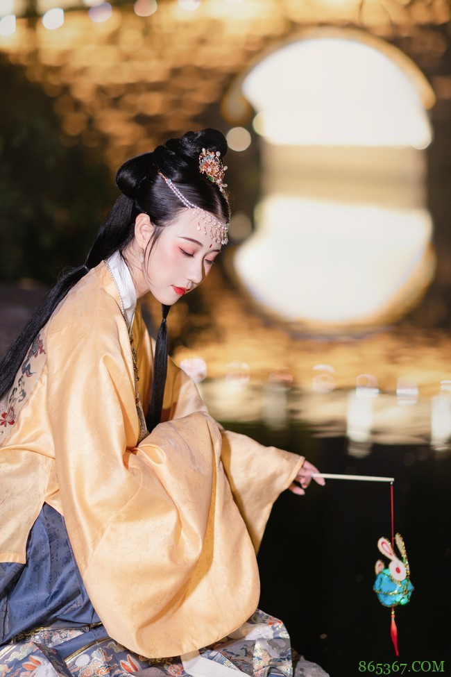 汉服穿搭: 不知天上宫阙,今夕是何年