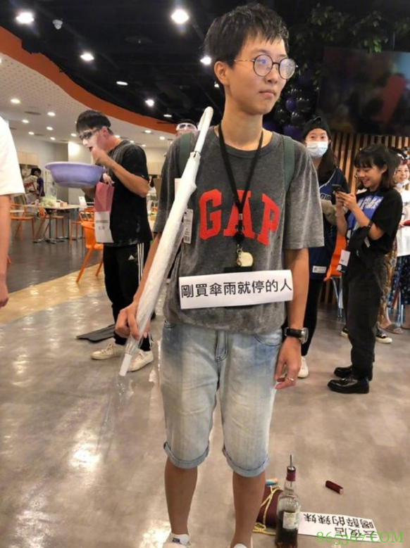 网友分享的几个神COS,隐形人我觉得还好,游戏王那个可太秀了