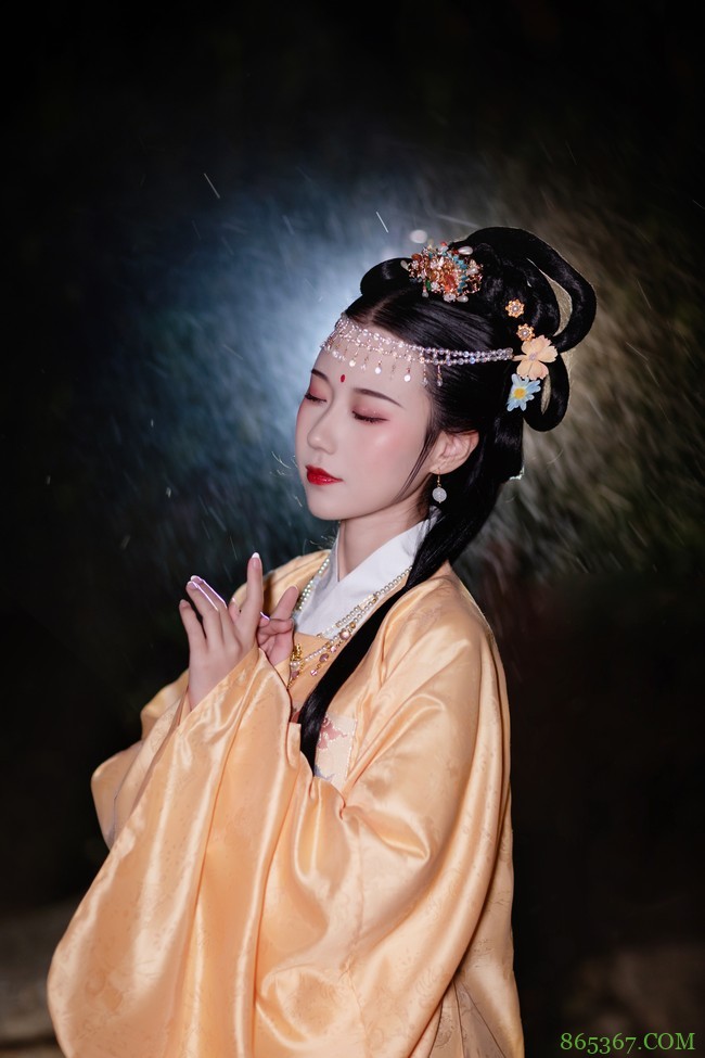 汉服穿搭: 不知天上宫阙,今夕是何年