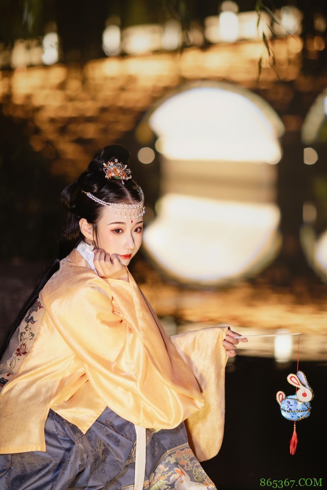 汉服穿搭: 不知天上宫阙,今夕是何年