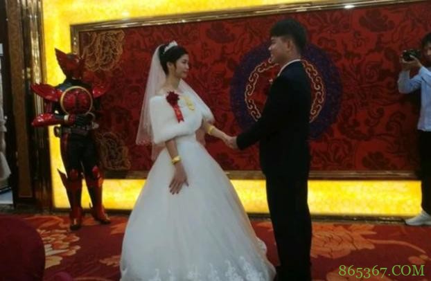 网友结婚,叫兄弟们穿上最帅的衣服去助阵,结果来了一群假面骑士