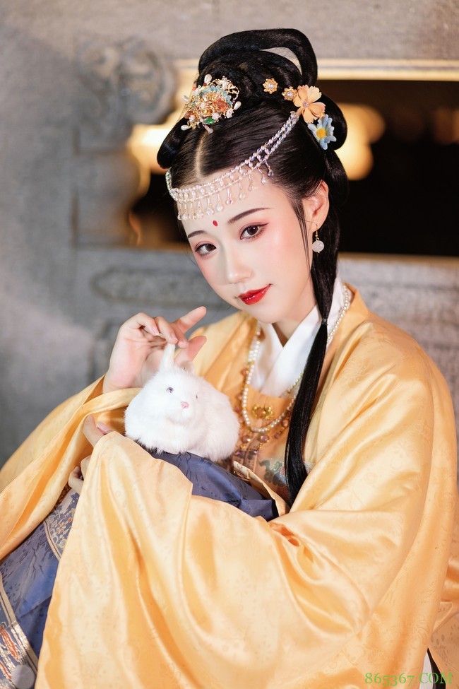 汉服穿搭: 不知天上宫阙,今夕是何年