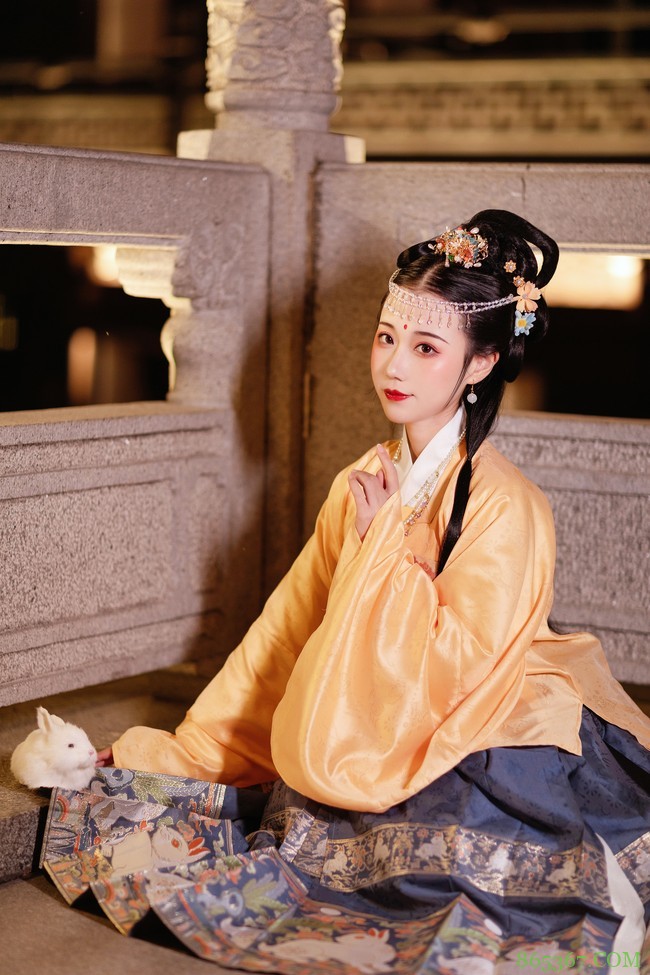 汉服穿搭: 不知天上宫阙,今夕是何年