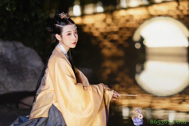 汉服穿搭: 不知天上宫阙,今夕是何年