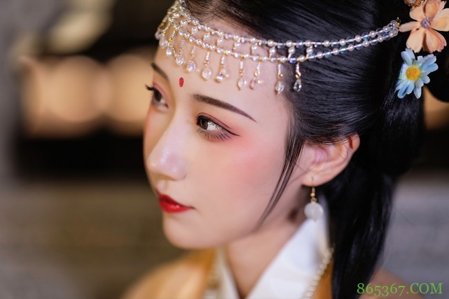 汉服穿搭: 不知天上宫阙,今夕是何年