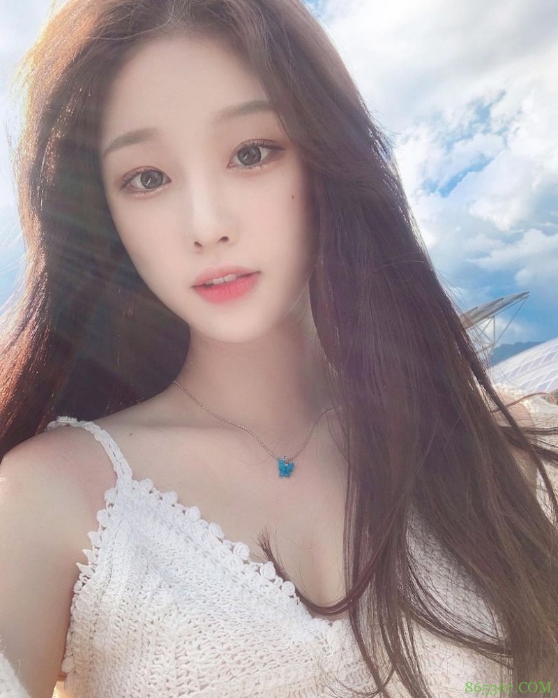 辣辣der!美正妹赏景「画面好低胸」,性感视角根本「海景第一排」!