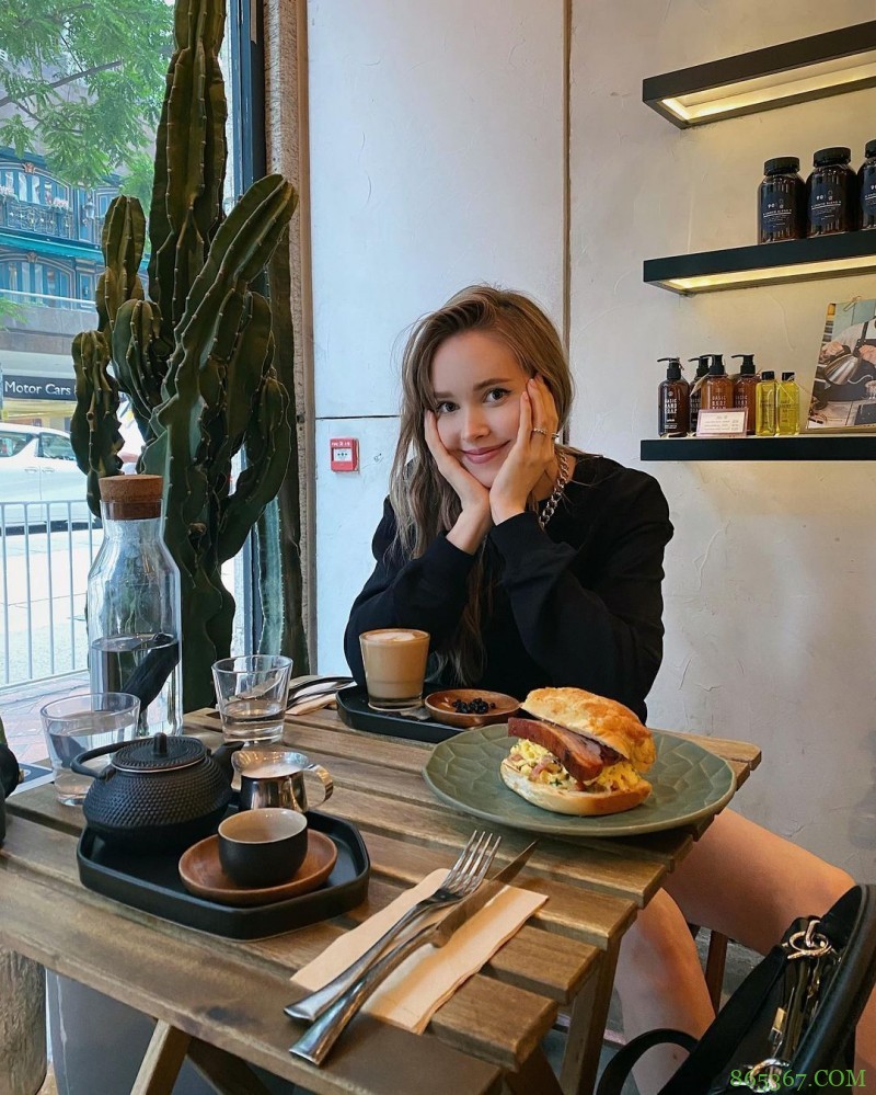 颜值即是正义!加拿大妹宛如真人版洋娃娃精致美颜X白皙肌肤充满仙气