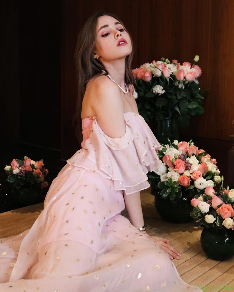 颜值即是正义!加拿大妹宛如真人版洋娃娃精致美颜X白皙肌肤充满仙气