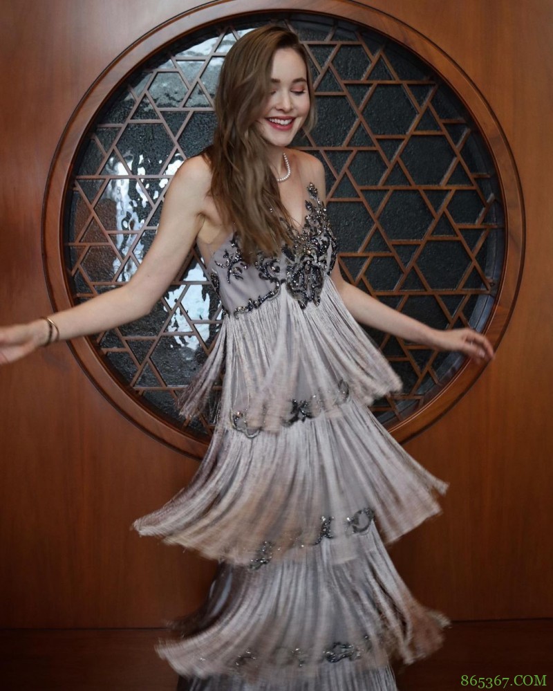 颜值即是正义!加拿大妹宛如真人版洋娃娃精致美颜X白皙肌肤充满仙气