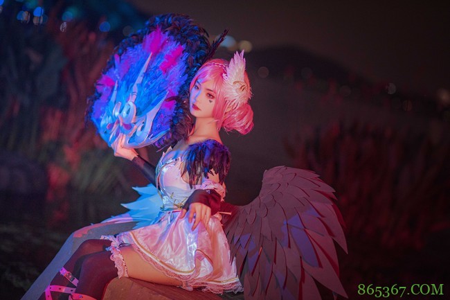 cos：湖边夜景下的天鹅之梦