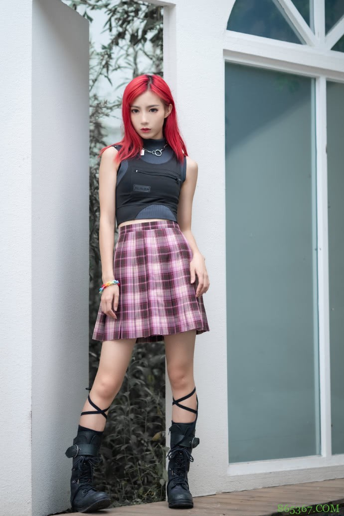 jk少女，这套Fashion And Red，让小姐姐多了份冷酷感
