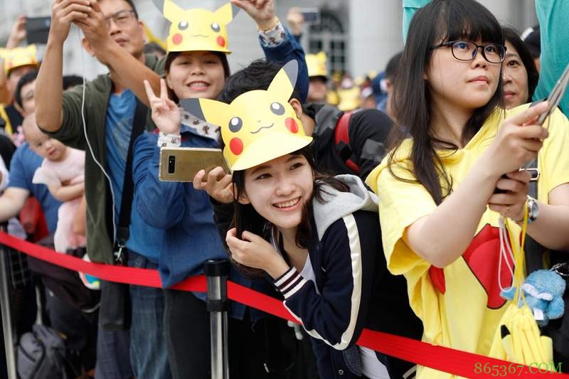 真人版“流浪艺人” 老伯同时滑15个手机像变魔术吸引玩家