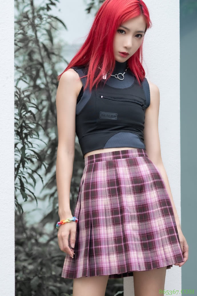 jk少女，这套Fashion And Red，让小姐姐多了份冷酷感