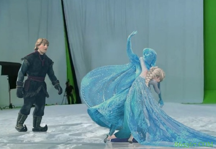 假如冰雪奇缘是特效做的，艾莎抱着假道具，姐妹俩看着摄像机