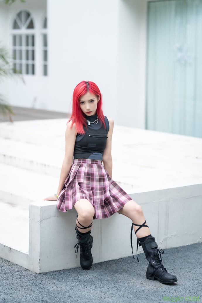 jk少女，这套Fashion And Red，让小姐姐多了份冷酷感