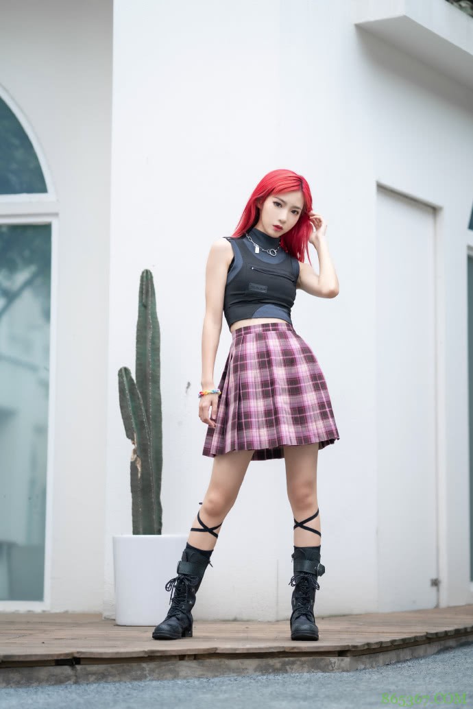 jk少女，这套Fashion And Red，让小姐姐多了份冷酷感
