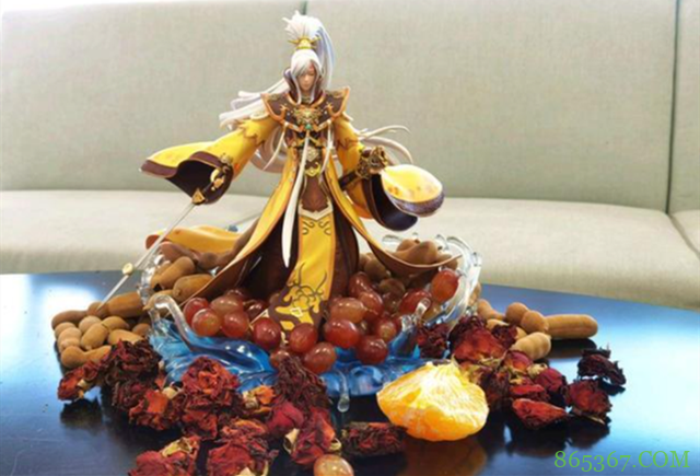 本以为拿手办压泡面已经很“炫富”了，没想到还有当果盘的