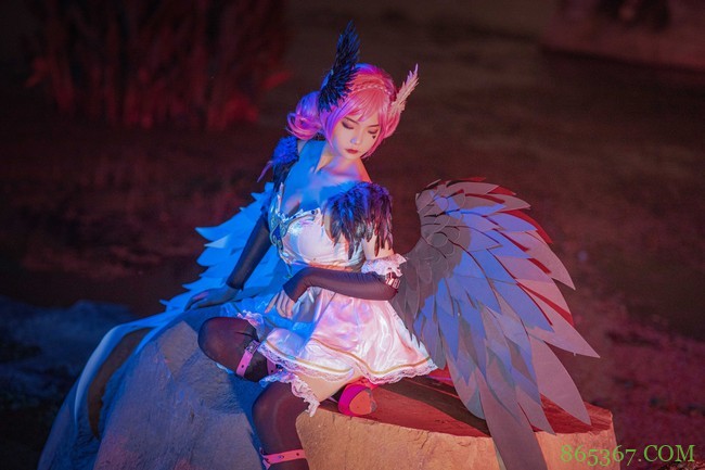 cos：湖边夜景下的天鹅之梦