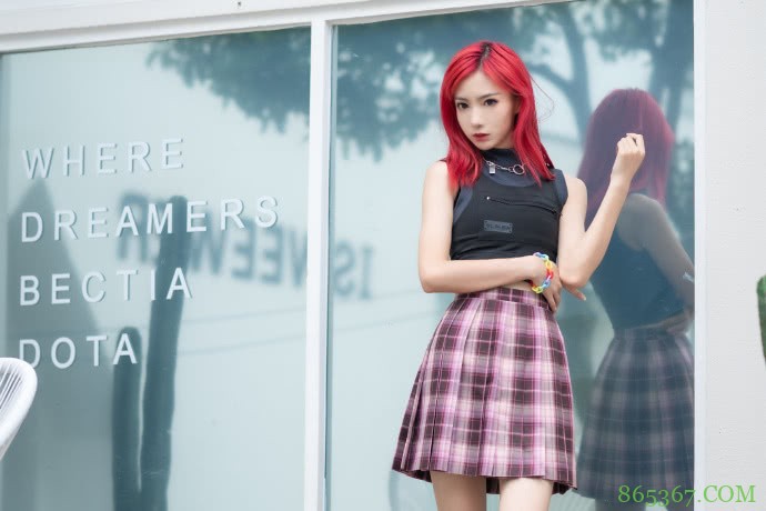 jk少女，这套Fashion And Red，让小姐姐多了份冷酷感